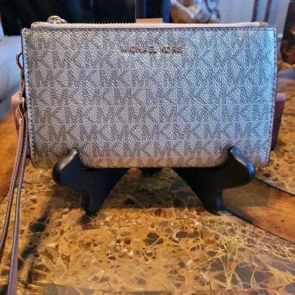 Michael Kors Jetset Wallet - Picture 2 of 6